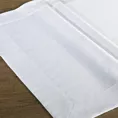 Bieżnik na stół biały 85x85 cm MILA zdobiony delikatnie nabłyszczaną listwą w eleganckim opakowaniu