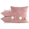 Poszewka na poduszkę 45x45 cm z tkaniny typu bukla pudrowo, biała z uroczym haftem z pomponami WIOSNA 53