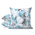 Poszewka szyta NIKKI jasnoturkusowa z miękkiej tkaniny typu blackout drukowanej w malarski kwiatowy wzór