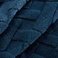 Koc flano 150x220 cm granatowy zdobiony wytłaczanym wzorem CARO Design 91