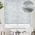 Roleta rzymska biało zielona z matowej tkaniny typu etamina z kwiatowym nadrukiem, wykończona obciążnikiem