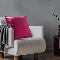 Poszewka na poduszkę 45x45 cm welwetowa, amarantowa o delikatnym połysku z ozdobną lamówką GAJA 2
