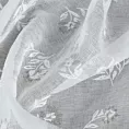 Firana biało, srebrna z etaminy zdobiona nadrukiem kwiatów 140x250 cm przelotka FELINA