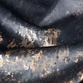 Zasłona szyta na flexach grafitowo złota z grubej, matowej tkaniny welwetowej z połyskliwym nadrukiem Italissima Eva Minge