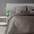 Narzuta welwetowa ciemnobeżowa 200x220 cm pikowana w geometryczny wzór metodą hot press DIMON