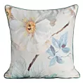 Poszewka na poduszkę 60x60 cm welwetowa błękitna, jasnobeżowa z malarskim nadrukiem wiosennych kwiatów i wypustką na brzegach ALINE