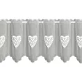 Tkanina firanowa zazdrostka z etaminy zdobiona haftowanymi ażurowymi sercami