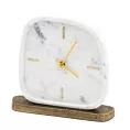 Minimalistyczny zegar stołowy imitujący marmur ze złotymi wskazówkami