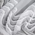 Firana szyta na taśmie fala biała z tkaniny z efektem deszczyku, zdobionej geometrycznym haftem