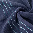 Ręcznik kąpielowy 70x140 cm bawełniany kolor granatowy z ozdobnym stębnowaniem na bordiurze 500 g/m2 FIORE