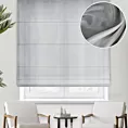 Roleta rzymska jasnoszara z półprzezroczystej tkaniny o perłowym połysku, wykończonej obciążnikiem