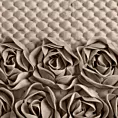 Narzuta welwetowa ciemnobeżowa 170x210 cm zdobiona pasem róż 3D ROSES Eva Minge