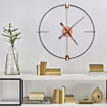 Dekoracyjny zegar ścienny z metalu w nowoczesnym minimalistycznym stylu