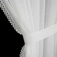 Firana biała z ozdobną koronką i troczkami w zestawie 400x250 cm na taśmie - CAROLINE