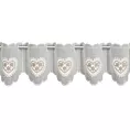 Tkanina firanowa zazdrostka z etaminy zdobiona haftowanymi ażurowymi sercami