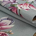 Obrus popielato, różowy 140x180 cm gobelinowy zdobiony motywem kwiatów magnolii