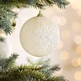 Bombka choinkowa zdobiona śnieżynką