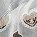 Tkanina firanowa zazdrostka z etaminy zdobiona haftowanymi ażurowymi sercami