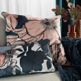 Poszewka na poduszkę dwustronna 60x60 cm welwetowa, różowo granatowa z kwiatowym nadrukiem i wypustką na brzegach EMMA Eurofirany Premium