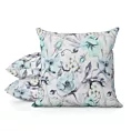 Poszewka szyta NICOLA biało jasnoturkusowa z miękkiej tkaniny o naturalnym splocie w malarski kwiatowy wzór
