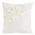 Poszewka na poduszkę 45 x 45 cm z welwetu kolor kremowy zdobiona w róże 3D