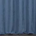 Zasłona szyta na taśmie 5 cm niebieska z miękkiej, matowej tkaniny w drobny geometryczny wzór