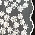 Firana biała z siateczki zdobiona haftowanymi kwiatami niewymagająca prasowania 130x270 cm taśma DAISY
