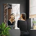 Lustro w dekoracyjnej lustrzanej ramie z geometrycznych elementów z efektem 3D