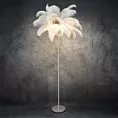 Lampa stojąca do salonu srebrna FERI na metalowej podstawie z efektownym abażurem z naturalnych strusich piór