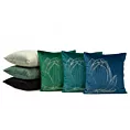 Poszewka na poduszkę 45x45 cm welwetowa ciemnomiętowa z dużym złotym wzorem kwiatu lotosu BLINK 19