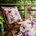Poszewka na poduszkę 45x45 cm z tkaniny wodoodpornej kremowo, różowa idealna na taras oraz balkon zdobiona nadrukiem kwiatów i frędzli GARDEN
