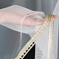 Firana biała z gładkiej matowej mikrosiateczki z ozdobną złotą koronką 300x150 cm przelotka CASSIE