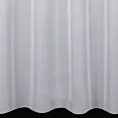 Firana szyta na przelotkach biała z miękkiej tkaniny o luźnym splocie i lekkim połysku, odporna na zaciągnięcia, wykończona obciążnikiem