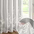 Firana biała z gładkiej tkaniny zdobiona pasem haftowanych kwiatów i perełek 140x270 cm taśma JULIA EVA MINGE
