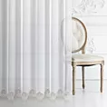 Firana szyta na taśmie 5 cm SUE biało beżowa z matowej tkaniny zdobionej dołem delikatną aplikacją