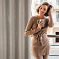 Zasłona ciemnobeżowo, szampańska z tkaniny typu blackout 140x250 cm przelotka OLETA