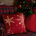 Poszewka na poduszkę świąteczna 45x45 cm welwetowa czerwona zdobiona świątecznym nadrukiem szampańskich śnieżynek