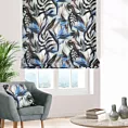 Roleta rzymska TROPICS srebrno granatowa z miękkiej tkaniny drukowanej w kolorowy botaniczny wzór