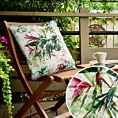 Poszewka na poduszkę 45x45 cm z tkaniny wodoodpornej biało, zielona idealna na taras oraz balkon zdobina wzorem kwiatowym GARDEN