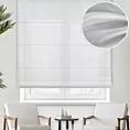 Roleta rzymska biała z półprzezroczystej tkaniny o perłowym połysku, wykończonej obciążnikiem