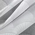 Roleta rzymska biało srebrna z tkaniny typu BATYST z delikatnie połyskującym, geometrycznym nadrukiem na całości tkaniny, wykończona obciążnikiem