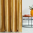 Zasłona szyta na taśmie 5 cm miodowa z tkaniny welwetowej w pionowe prążki, wykończona obciążnikiem