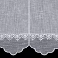 Tkanina firanowa zazdrostka z etaminy zdobiona haftem i kontrastowym wykończeniem dołu