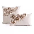 Poszewka na poduszkę 45 x 45 cm z welwetu kolor pudrowy zdobiona w róże 3D