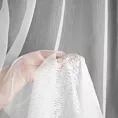 Firana szyta na taśmie fala biała z matowej tkaniny z efektem deszczyku zdobionej haftem w formie poziomych pasów