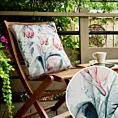 Poszewka na poduszkę 45x45 cm z tkaniny wodoodpornej biało, niebieska idealna na taras oraz balkon zdobiona nadrukiem kwiatów i frędzli GARDEN