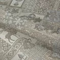 Obrus beżowo, szary 135x180 cm z żakardowej tkaniny NOEL z patchworkowym motywem przetykany srebrną nicią