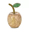 Figurka świąteczna z naturalnego drewna w kształcie jabłka zdobiona błyszczącymi koralikami