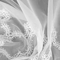 Firana szyta na taśmie 5 cm biała z delikatnej, lekkiej tkaniny typu ADEN, ozdobionej eleganckim haftem