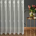 Firana szyta na przelotkach naturalno popielata z delikatnej tkaniny typu aden, wykończonej kordonkowym haftem Italissima Eva Minge